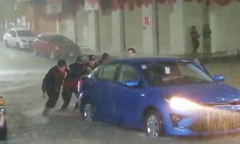 Auxilian policías de Culiacán a conductores afectados por la lluvia