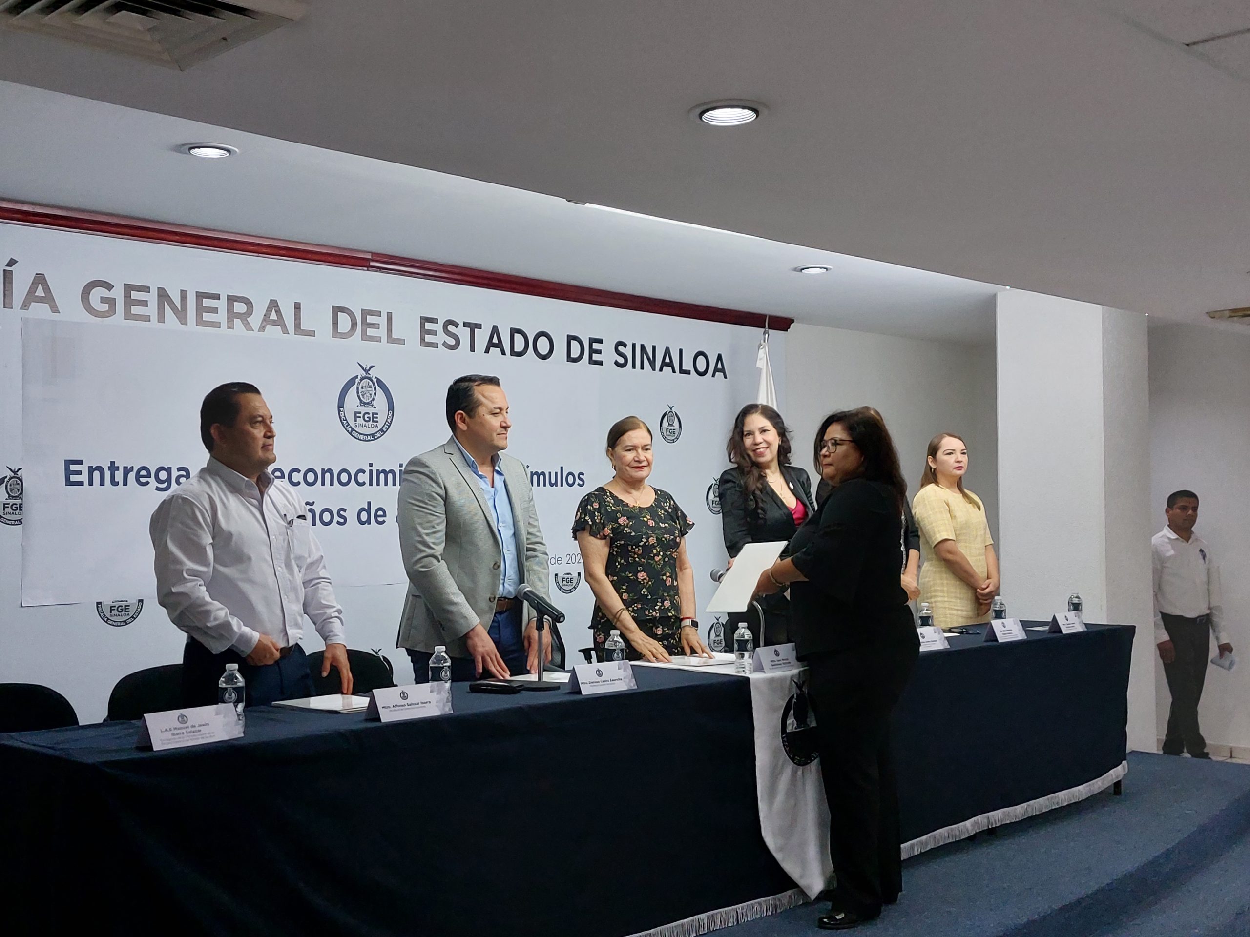 Entrega FGE reconocimientos y estímulos por 25 años de antigüedad ...