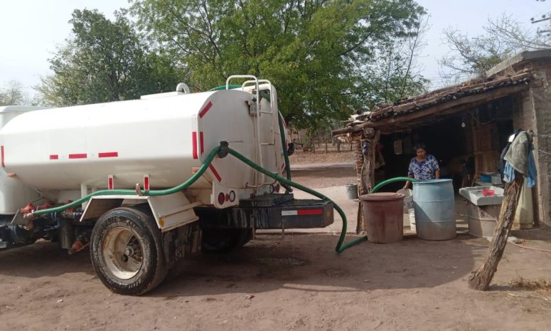 Atiende la Sebides sequía en Choix con pipas y reparación de bomba