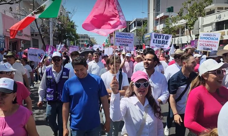 Realizan marcha en defensa de la República en Culiacán