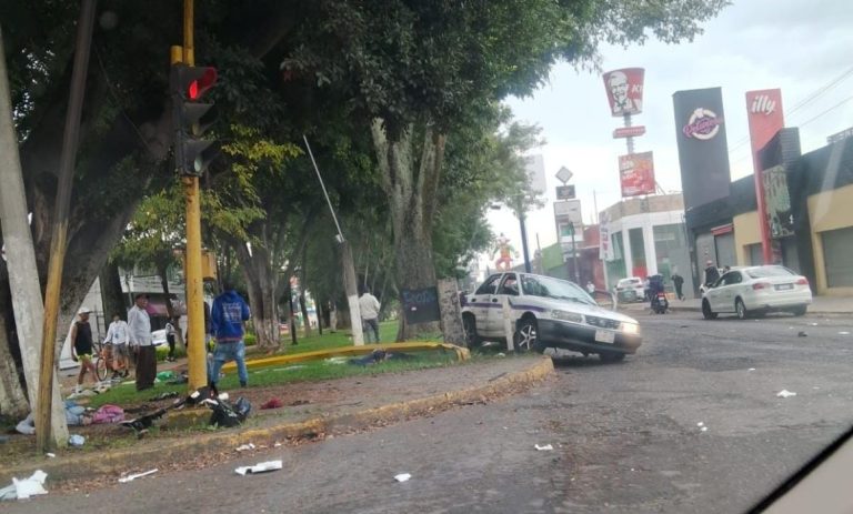Dos muertos y un herido deja choque entre taxi y camioneta en Uruapan ...