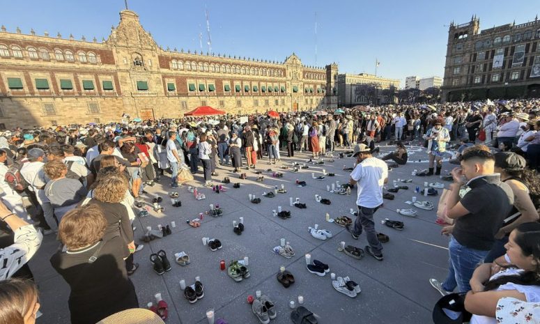 CDMX: colocan 400 pares de zapatos en vigilia por desaparecidos en zócalo