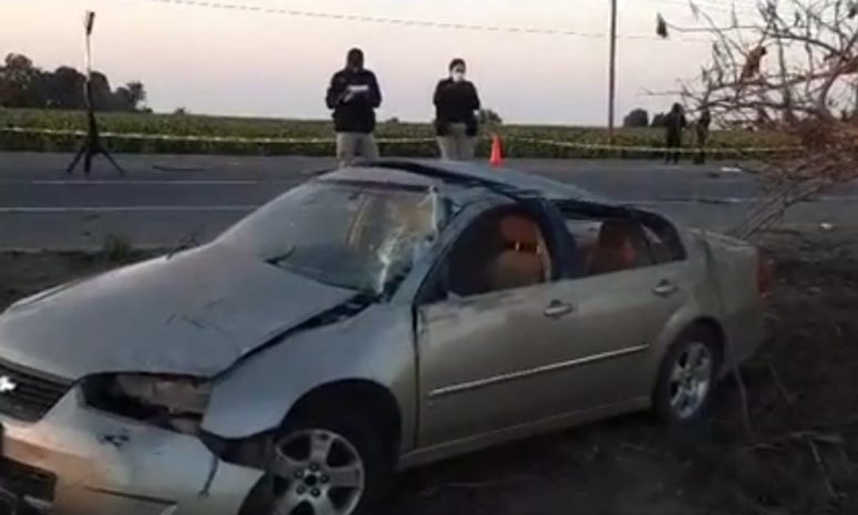 Mueren 2 hermanos en volcadura sobre carretera de Navolato