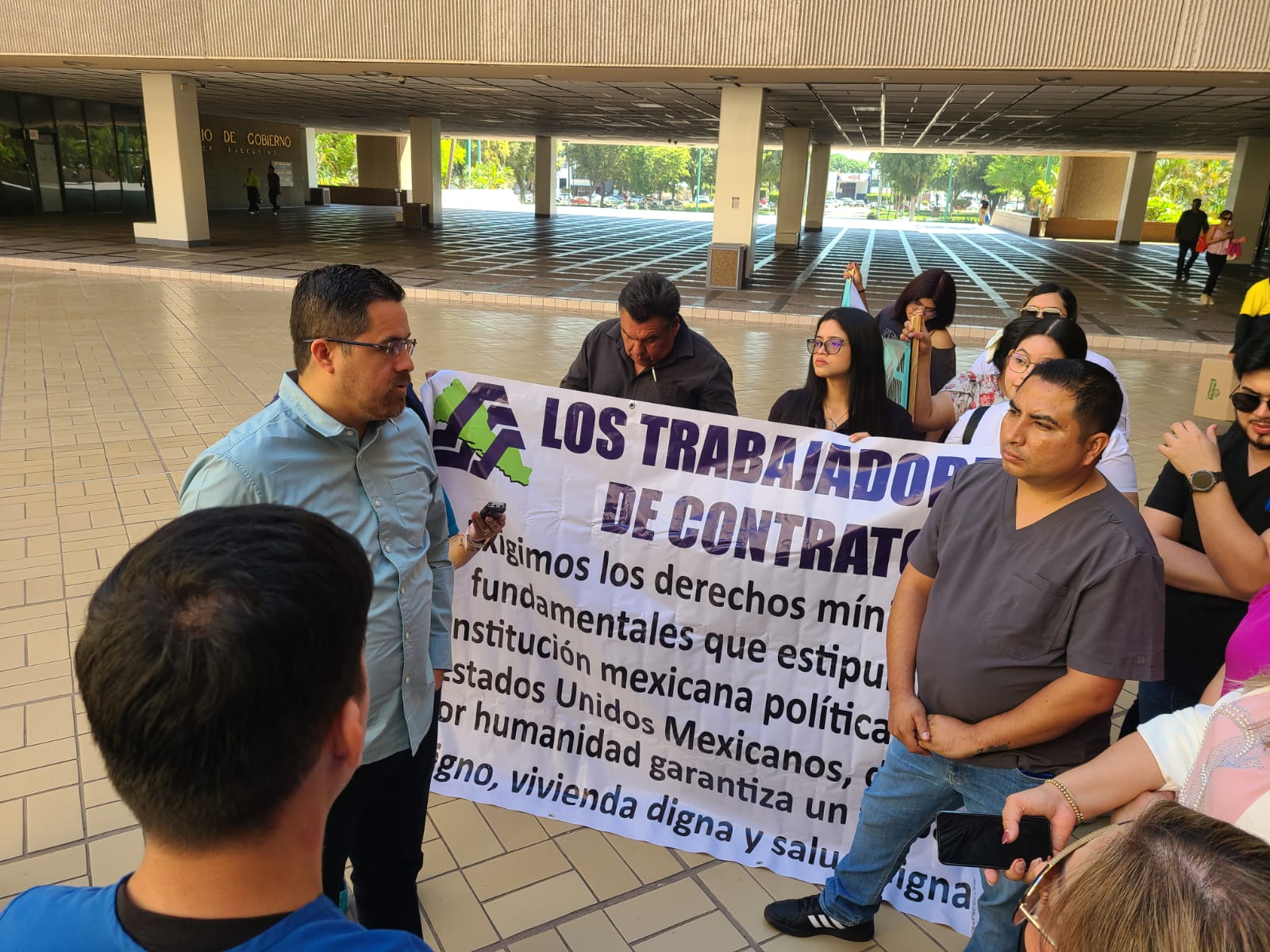 Se manifiestan trabajadores de Salud en Palacio de Gobierno; piden ...