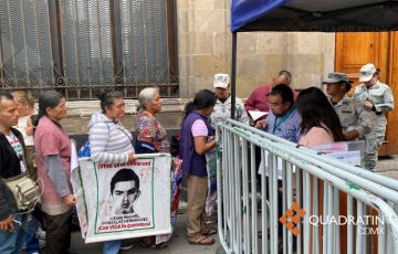 Llegan padres de los 43 a Palacio Nacional para reunión con Sheinbaum ...