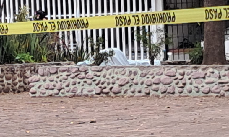 Matan a balazos a un hombre en la jardinera de un parque en Culiacán