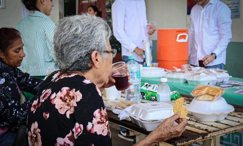 Lleva DIF Culiacán alimento a familiares de pacientes de hospital