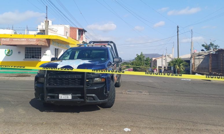 Hallan cadáver envuelto en plástico frente a una tortillería en Culiacán