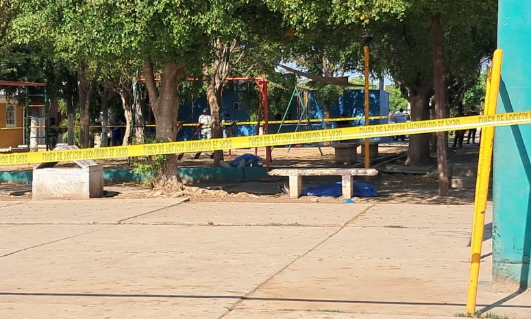 Asesinan a 2 hombres en parque de Culiacán y les dejan mensaje escrito