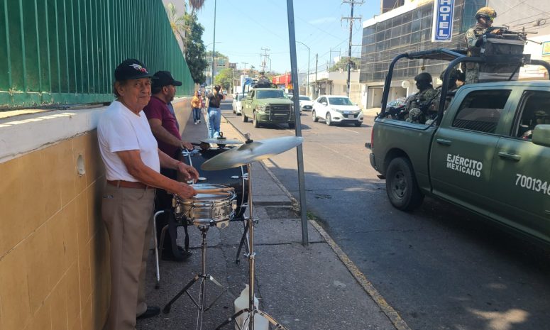 Banda Amigos tiene 9 meses consiguiendo el sustento en calles de Culiacán