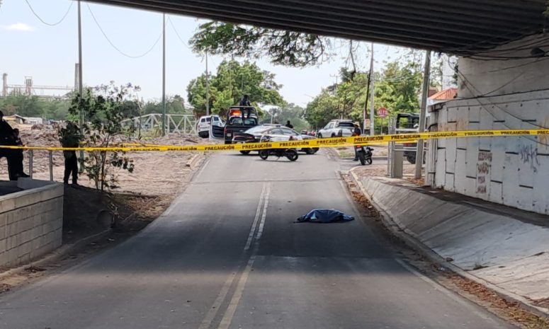 Tiran cadáver de un hombre bajo puente en Culiacán