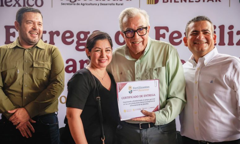 Encabeza Rubén Rocha programa de entrega de fertilizantes para agricultores