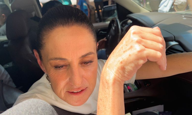 Entre porras, y solicitudes llega Sheinbaum al HP de Sinaloa