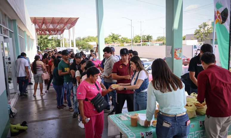 Llevan apoyo alimentario a familias en Hospital de la Mujer de Culiacán