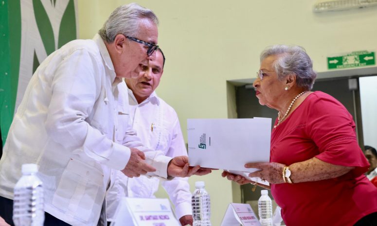 Entrega Rubén Rocha estímulos por jubilación a trabajadores de Cobaes