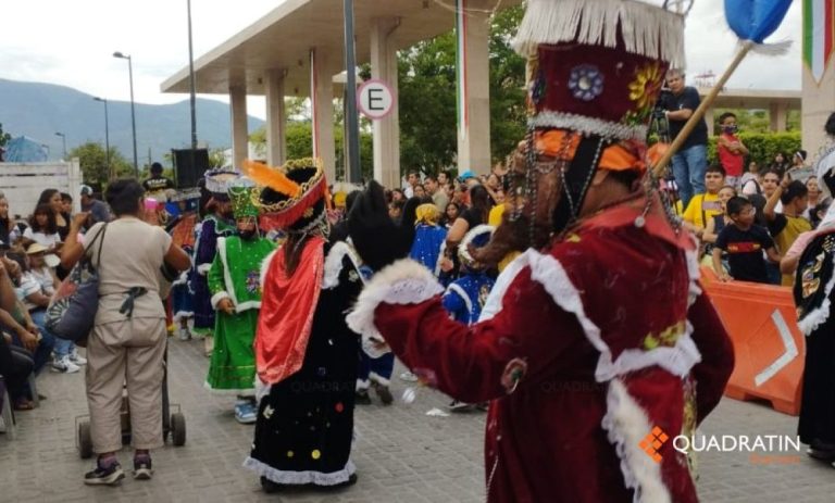 Celebran los locos de Iguala a San Francisco de Asís con desfile chusco ...