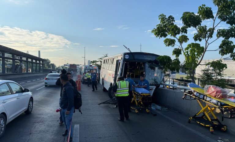Choque de camión de personal deja un muerto y 6 heridos en Guadalajara ...
