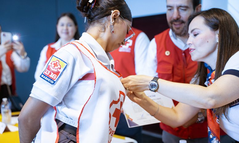 Entrega Cruz Roja reconocimiento a jóvenes miembros