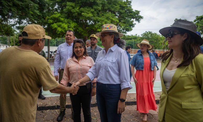 Dialogan Graciela Domínguez y Columba López con pescadores de Mazatlán