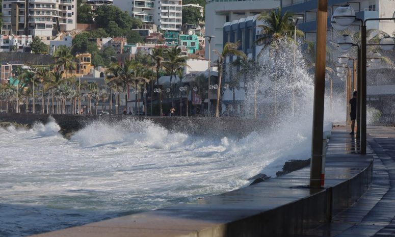 Sigue la vigilancia por oleaje elevado y restricción en playas en Mazatlán