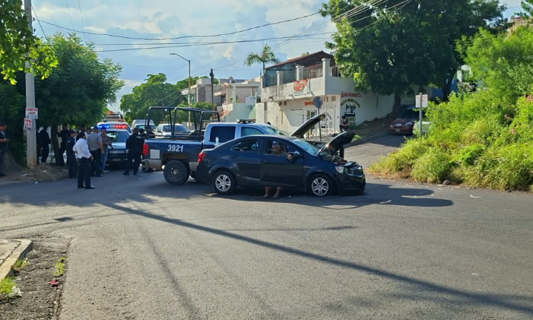 Deja 3 heridos choque entre auto y patrulla en Centro de Culiacán