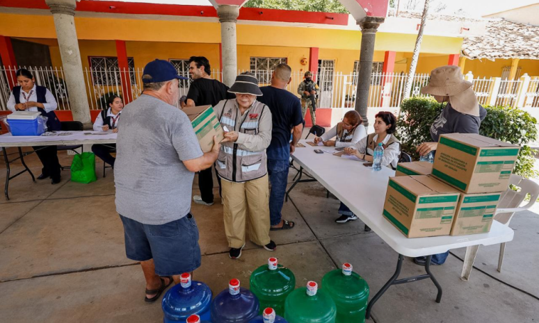 Atiende DIF Sinaloa a 55 familias con despensas y agua potable