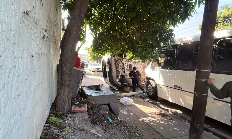 Vuelca camioneta tras choque con camión urbano en Culiacán; hay 3 heridos