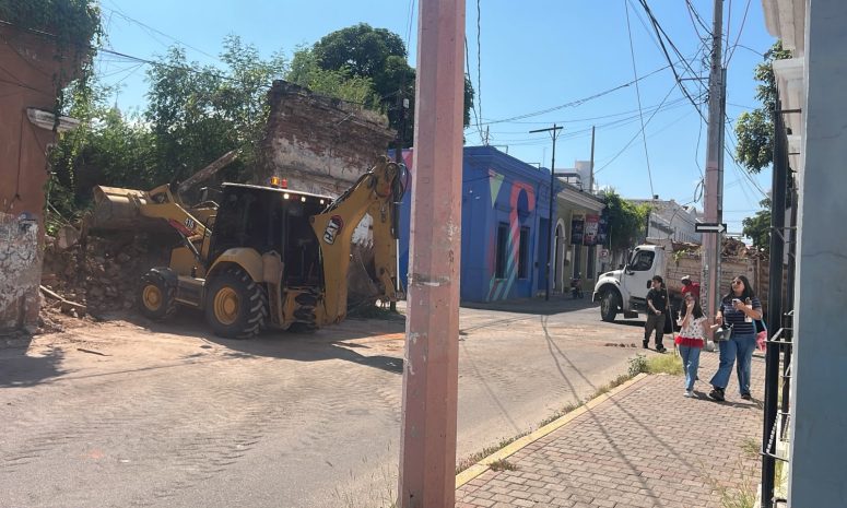 Se desploma barda de casa antigua en el Centro de Culiacán