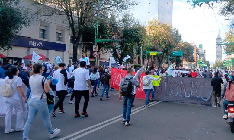 Marchan trabajadores del IMSS en rechazo al aumento del 8% en la CDMX