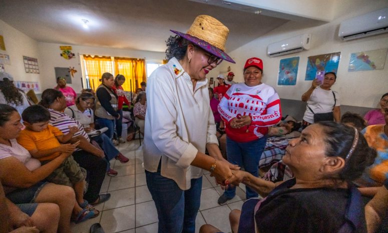 Visita Graciela Domínguez a familias afectadas por mareas en Navolato