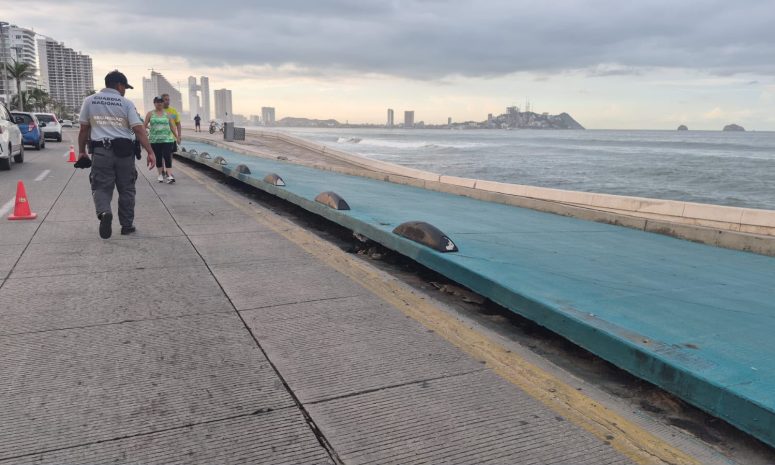 Cierran tramo del Malecón de Mazatlán tras daños por fuerte oleaje