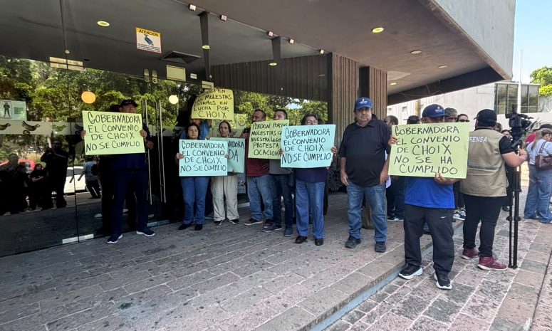 Protestan en Culiacán por no cumplir acuerdos con policías jubilados