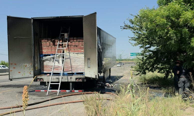 Se incendia caja de tráiler con leche evaporada en carretera a Eldorado