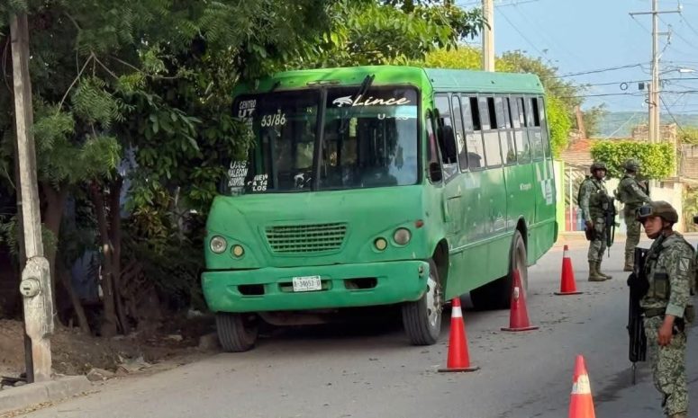 Hieren a chofer de camión urbano que trasladaba estudiantes en Escuinapa